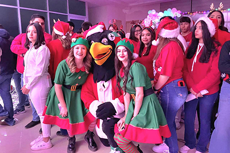 La UT Paquimé celebró la Navidad con un festival lleno de música, convivencia y el encendido del árbol. Participaron alumnos, padres y autoridades educativas.