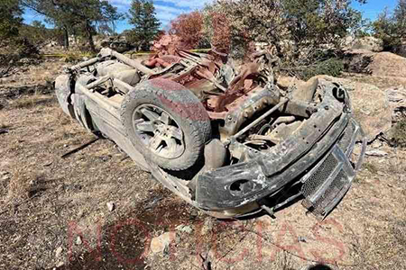 Trágico accidente en Namiquipa: dos mujeres fallecieron y varios resultaron lesionados, entre ellos niños. La volcadura ocurrió en un Dodge Ram. El conductor y los heridos fueron trasladados para recibir atención médica.