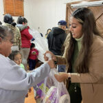 El Gobierno Municipal de Nuevo Casas Grandes y la AEI entregaron 120 despensas a familias vulnerables. La Presidente Municipal Odileth Piñón lideró esta iniciativa para mejorar la calidad de vida en la región.