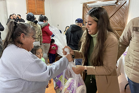 El Gobierno Municipal de Nuevo Casas Grandes y la AEI entregaron 120 despensas a familias vulnerables. La Presidente Municipal Odileth Piñón lideró esta iniciativa para mejorar la calidad de vida en la región.