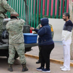 El 35 Batallón de Infantería, activando el Plan DN-III E, brinda apoyo a la comunidad de Nuevo Casas Grandes ante las bajas temperaturas, entregando bebidas calientes y pan en puntos estratégicos como el IMSS y centros de salud.