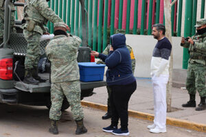 El 35 Batallón de Infantería, activando el Plan DN-III E, brinda apoyo a la comunidad de Nuevo Casas Grandes ante las bajas temperaturas, entregando bebidas calientes y pan en puntos estratégicos como el IMSS y centros de salud.