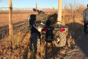 Adolescente de 14 años sufrió un grave accidente en cuatrimoto en Nuevo Casas Grandes. Tras ser atendida localmente, fue trasladada a Ciudad Juárez por la gravedad de sus lesiones. Las autoridades investigan el incidente mientras crece la preocupación por la seguridad en este tipo de vehículos.