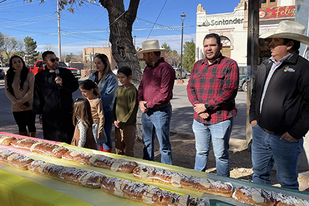 El alcalde de Casas Grandes, Roberto Lucero, celebró el Día de Reyes con la entrega de rosca, dulces y chocolate caliente en la plaza principal. Acompañado de autoridades y ciudadanos, deseó un próspero 2025. Los Reyes Magos también estuvieron presentes, alegrando el evento.