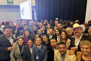 El alcalde de Galeana, Francis Leany, y su esposa, Mariela Polanco, asistieron al Encuentro Nacional Municipal 2025 en CDMX, fortaleciendo proyectos de desarrollo y coordinación eficiente de recursos.