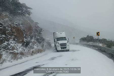 Una tormenta invernal ha provocado el cierre de tramos carreteros en Chihuahua, incluyendo Janos-Agua Prieta y Janos-Ascensión. Nevadas y frío extremo afectan la región. Autoridades mantienen vigilancia para garantizar la seguridad de los ciudadanos.