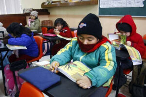 Ante el frío extremo y la segunda tormenta invernal, la SEyD implementará clases virtuales para primaria y secundaria en Chihuahua jueves y viernes. Protección Civil recomienda precaución.