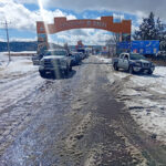 Chihuahua enfrenta un clima severo con la llegada de la Segunda Tormenta Invernal. Se prevén rachas de viento de 85 km/h y temperaturas gélidas. Las autoridades han reabierto tramos carreteros, pero algunos permanecen cerrados. Infórmate sobre las condiciones del clima y mantente seguro.