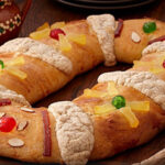 Descubre el origen de la Rosca de Reyes, su significado y cómo esta tradición combina raíces cristianas y paganas. Aprende por qué es una costumbre esencial del Día de Reyes.