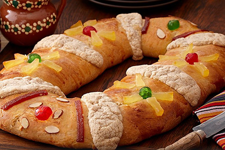 Descubre el origen de la Rosca de Reyes, su significado y cómo esta tradición combina raíces cristianas y paganas. Aprende por qué es una costumbre esencial del Día de Reyes.