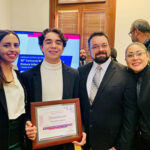 Diego Salaices Sandoval, de 16 años y originario de Nuevo Casas Grandes, Chihuahua, ganó el primer lugar en el Concurso Nacional de Dibujo y Pintura 2024. Su obra "Mundo Diferente, Misma Nación" refleja los cambios demográficos de México. ¡Un orgullo para Chihuahua!