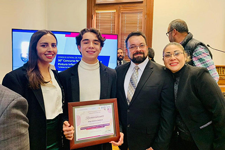 Diego Salaices Sandoval, de 16 años y originario de Nuevo Casas Grandes, Chihuahua, ganó el primer lugar en el Concurso Nacional de Dibujo y Pintura 2024. Su obra "Mundo Diferente, Misma Nación" refleja los cambios demográficos de México. ¡Un orgullo para Chihuahua!