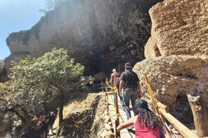 El Centro INAH Chihuahua celebró 40 años en 2024, destacando logros en investigación y conservación del patrimonio cultural. Atrae a miles de visitantes en sus museos y zonas arqueológicas. Conoce sus actividades y contribuciones.