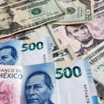 El dólar cerró en 20.77 pesos en Banxico, acumulando cuatro semanas al alza. Analistas vinculan el aumento con el regreso de Trump y sus políticas sobre aranceles, comercio y migración.