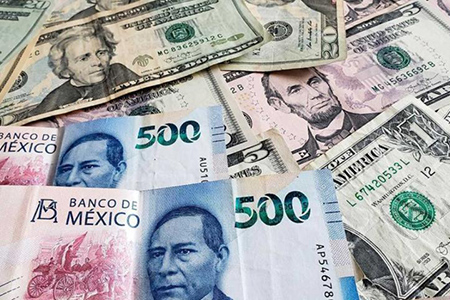 El dólar cerró en 20.77 pesos en Banxico, acumulando cuatro semanas al alza. Analistas vinculan el aumento con el regreso de Trump y sus políticas sobre aranceles, comercio y migración.