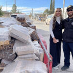 La alcaldesa de Nuevo Casas Grandes, Odileth Piñón, inició la entrega de costales de leña en la colonia Primero de Mayo, apoyando a familias vulnerables durante el invierno.