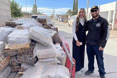 La alcaldesa de Nuevo Casas Grandes, Odileth Piñón, inició la entrega de costales de leña en la colonia Primero de Mayo, apoyando a familias vulnerables durante el invierno.