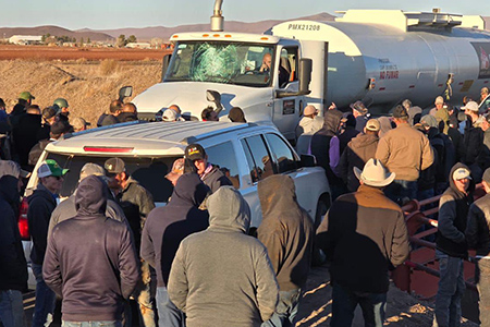 La FGE medió un conflicto entre la FGR y menonitas en El Capulín por combustible asegurado. Tras horas de diálogo, se llegó a un acuerdo.