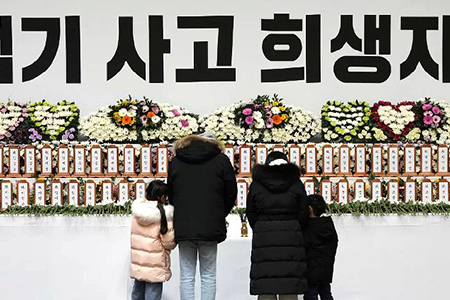 Un avión de Jeju Airlines se estrelló en Corea del Sur, dejando 179 muertos. Solo dos tripulantes sobrevivieron. Familiares honran a las víctimas en un memorial.