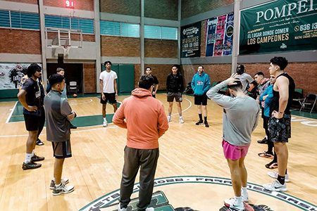 Daniel Hernández Perezvázquez es el nuevo coach de los Faraones. Con experiencia y dedicación, busca llevar al equipo a la victoria en la temporada 2025 del básquetbol estatal.