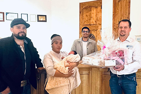 El alcalde de Galeana, Francis Leany, entregó un regalo conmemorativo a la primera bebé nacida en 2025, Ana Victoria Domínguez González. Conoce los detalles de este emotivo acto que refuerza los valores familiares en el municipio.