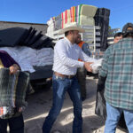 El Gobierno de Chihuahua realizó la segunda entrega de apoyos emergentes, incluyendo cobijas, despensas y colchonetas, para 10 municipios afectados por las bajas temperaturas. Conoce cómo estas acciones protegen a las familias durante el invierno.