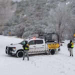 La Guardia Nacional ha desplegado un operativo especial en diversas carreteras de Chihuahua para prevenir accidentes debido a las nevadas. Elementos están en puntos estratégicos, asegurando la seguridad de los automovilistas y cerrando tramos peligrosos.