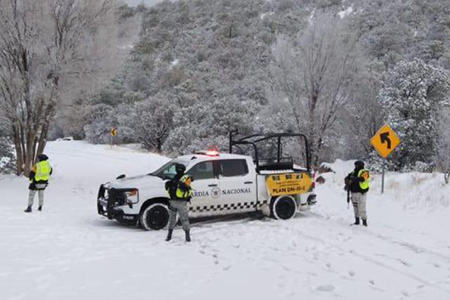 La Guardia Nacional ha desplegado un operativo especial en diversas carreteras de Chihuahua para prevenir accidentes debido a las nevadas. Elementos están en puntos estratégicos, asegurando la seguridad de los automovilistas y cerrando tramos peligrosos.