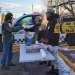 La Guardia Nacional distribuyó café y pan en la plaza principal de Ignacio Zaragoza, Chihuahua, debido a las temperaturas extremas de -14°C. Esta acción busca fortalecer la relación con la comunidad y brindar apoyo en tiempos difíciles.