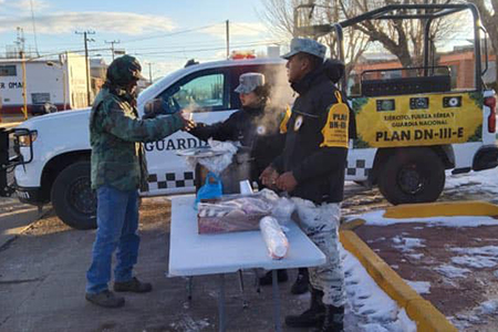 La Guardia Nacional distribuyó café y pan en la plaza principal de Ignacio Zaragoza, Chihuahua, debido a las temperaturas extremas de -14°C. Esta acción busca fortalecer la relación con la comunidad y brindar apoyo en tiempos difíciles.