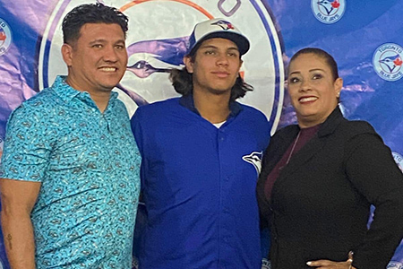 Miguel Ángel Pantoja, joven beisbolista de Nuevo Casas Grandes, Chihuahua, firmó con los Toronto BlueJays de MLB. Conoce su trayectoria y el impacto de este logro para el deporte mexicano.