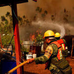 La presidenta Claudia Sheinbaum anunció el envío de un grupo de ayuda humanitaria a Los Ángeles, California, para combatir los incendios forestales en la región. Esta acción reafirma el compromiso de México con la solidaridad internacional y el apoyo a otros países en situaciones de emergencia.