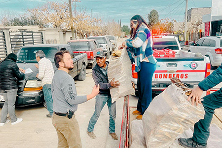 El gobierno de NCG continúa con la entrega de leña gratuita en la colonia Reforma. La presidenta Odileth Piñón supervisó esta acción solidaria en beneficio de las familias afectadas por el frío.