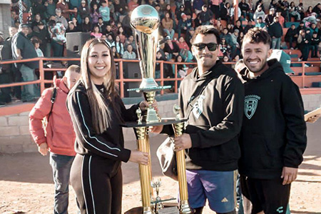 En una emocionante jornada en el estadio Revolución, la Liga Paquimé de Fútbol celebró su premiación con la presencia de la Presidenta Municipal Odileth Piñon. Equipos como Pandilla y Atlético Balderrama se llevaron los trofeos. Descubre los detalles de este evento deportivo.