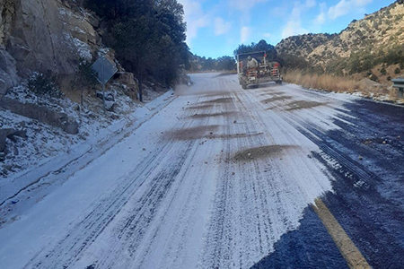 Ante la presencia de nieve y congelamiento en Chihuahua, la Subsecretaría de Movilidad ha activado un operativo especial de prevención y atención. Se implementan medidas para garantizar la seguridad vial en la ciudad.