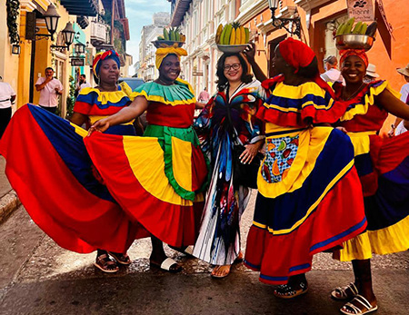 La poeta chihuahuense Reina Castro participó en el Primer Encuentro de Poetas en el Golfo de Morrosquillo, Colombia, donde recibió ovaciones y reconocimientos. Su talento brilló en escenarios culturales emblemáticos. Próximamente, representará a México en Francia y Cuba.