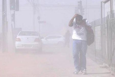 Protección Civil emite aviso por fuertes vientos, lluvias y nieve en Chihuahua. Las ráfagas alcanzarán 85 km/h en varias regiones, con pronóstico de aguanieve y tolvaneras en zonas carreteras.