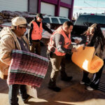 Protección Civil y el Municipio de NCG unieron esfuerzos para apoyar a familias vulnerables durante las bajas temperaturas. Cada beneficiario recibió cobijas, colchonetas y despensas.