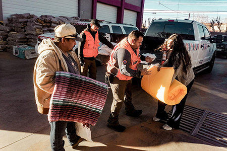 Protección Civil y el Municipio de NCG unieron esfuerzos para apoyar a familias vulnerables durante las bajas temperaturas. Cada beneficiario recibió cobijas, colchonetas y despensas.