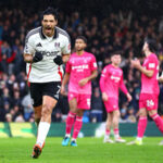 El delantero Raúl Jiménez marca un histórico doblete con el Fulham, alcanzando 55 goles en la Premier League y dejando atrás el récord de Chicharito Hernández. Su hazaña consolida su lugar como leyenda del fútbol mexicano en Inglaterra.