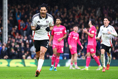 El delantero Raúl Jiménez marca un histórico doblete con el Fulham, alcanzando 55 goles en la Premier League y dejando atrás el récord de Chicharito Hernández. Su hazaña consolida su lugar como leyenda del fútbol mexicano en Inglaterra.