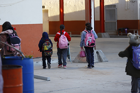 Hoy, cerca de 500 mil niños regresan a clases presenciales en Chihuahua tras la segunda tormenta invernal que retrasó el inicio del ciclo escolar, originalmente programado para el 9 de enero. La Secretaría de Educación ofreció opciones virtuales para aquellos que lo desearan.