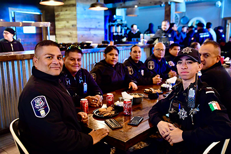 La SSPE celebra el Día del Policía en Nuevo Casas Grandes con un evento especial. Se entregaron uniformes y equipo, y se reconoció el trabajo de los agentes en la seguridad ciudadana. El secretario Gilberto Loya Chávez destacó la importancia de fortalecer los cuerpos de seguridad.