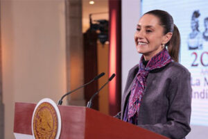 La presidenta de México, Claudia Sheinbaum, informó que no ha recibido invitación para la toma de protesta de Donald Trump, aunque la Embajada de México fue invitada. Se espera comunicación con el equipo de Trump tras la aprobación de su gabinete.