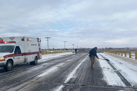 El frente frío 23 y una masa polar provocaron nevadas en la Sierra Tarahumara, dejando tramos cerrados. Vientos fuertes continuarán afectando el estado.