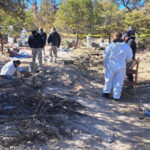 Autoridades hallaron 33 cadáveres en seis fosas clandestinas en Casas Grandes, Chihuahua. El descubrimiento incluye cuerpos desmembrados, lo que refleja la brutalidad de los hechos. Las investigaciones continúan para identificar a las víctimas.