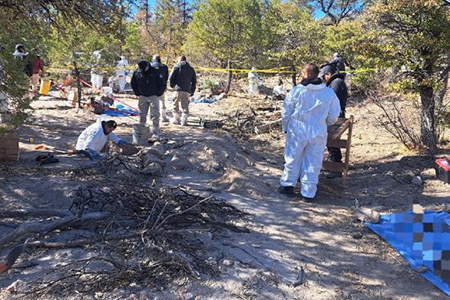 Autoridades hallaron 33 cadáveres en seis fosas clandestinas en Casas Grandes, Chihuahua. El descubrimiento incluye cuerpos desmembrados, lo que refleja la brutalidad de los hechos. Las investigaciones continúan para identificar a las víctimas.