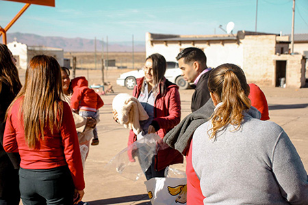 La entrega de chamarras en la comunidad de Corralitos forma parte del programa “Te Abrigo con Amor”. El Gobierno de NCG invita a la comunidad a colaborar con donativos.