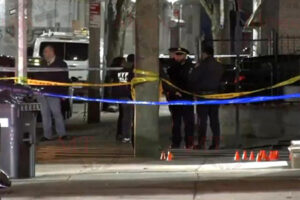 Un tiroteo masivo en Queens, Nueva York, dejó 11 heridos frente al Club Amazura. Cuatro sospechosos dispararon más de 30 veces y escaparon. Policía investiga posible relación con pandillas.