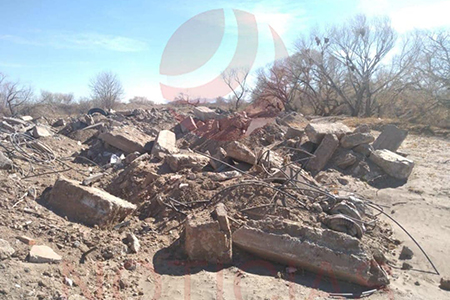 Ciudadanos de Nuevo Casas Grandes denuncian el vertido de escombro en el Río Casas Grandes. Ernesto García Chánez, del departamento de ecología, confirma que Jorge Chinolla Gámez de COTAS está detrás de esta autorización, lo que ha causado preocupación.